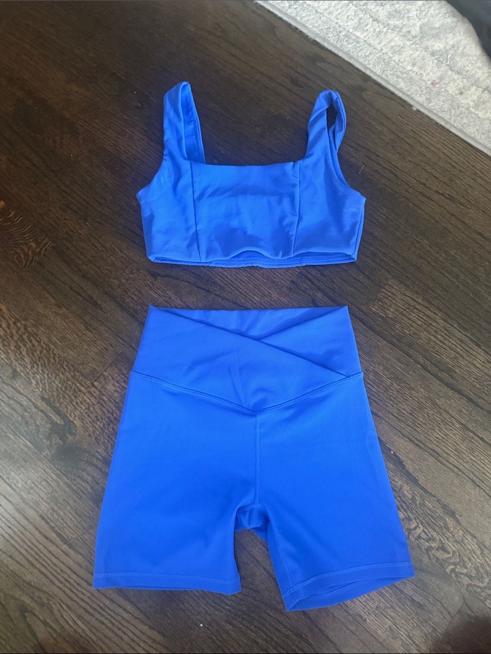 Woman activewear 2 piece short set like new wilo the brand size small